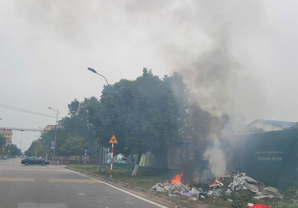 Cảnh báo tình trạng đốt rác trên địa bàn phường, xã, đặc khu